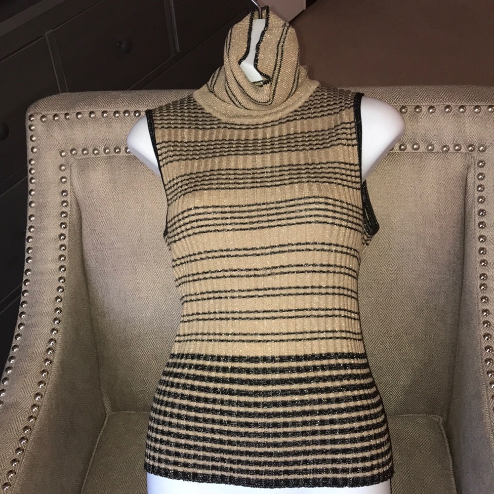 Woman’s Cable & Gauge turtle‎ neck